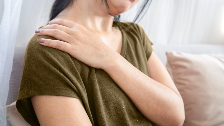 腕が上がらない40代女性へ！肩の違和感を防ぐ正しい腕の動かし方